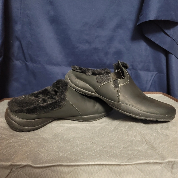 NWOT.  Clarks Roseville Collection Clogs. Size 9.  (510) - Picture 2 of 8